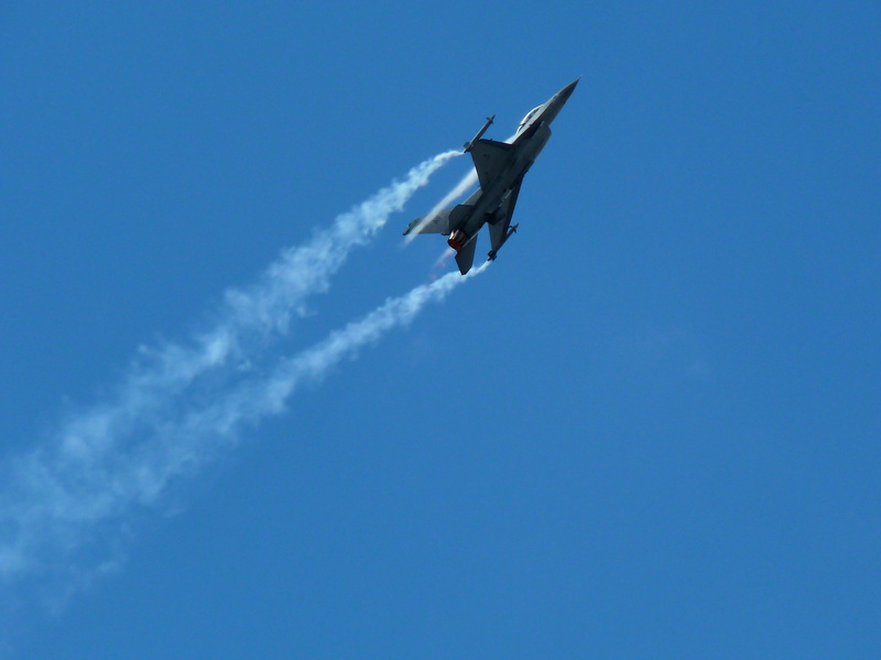 outdoors, farnborough, fighter jet, lockheed martin, fighter, blue, maneuver, motion, f 16, strong, plane, sunny, aircraft, vapor trail, airshow, on the move