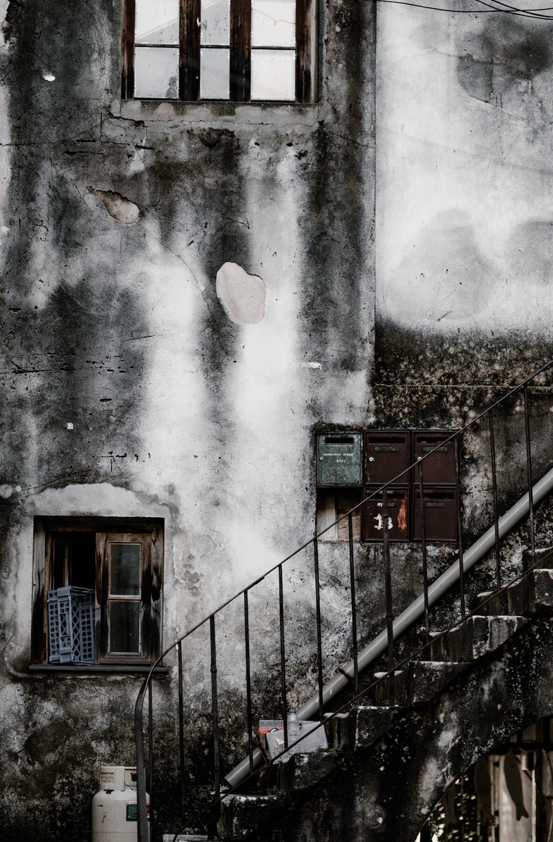railing, grunge, building exterior, building, letterbox, water, 8K, textured, window, architecture, outdoors, obsolete, tank, day, smoke - physical structure