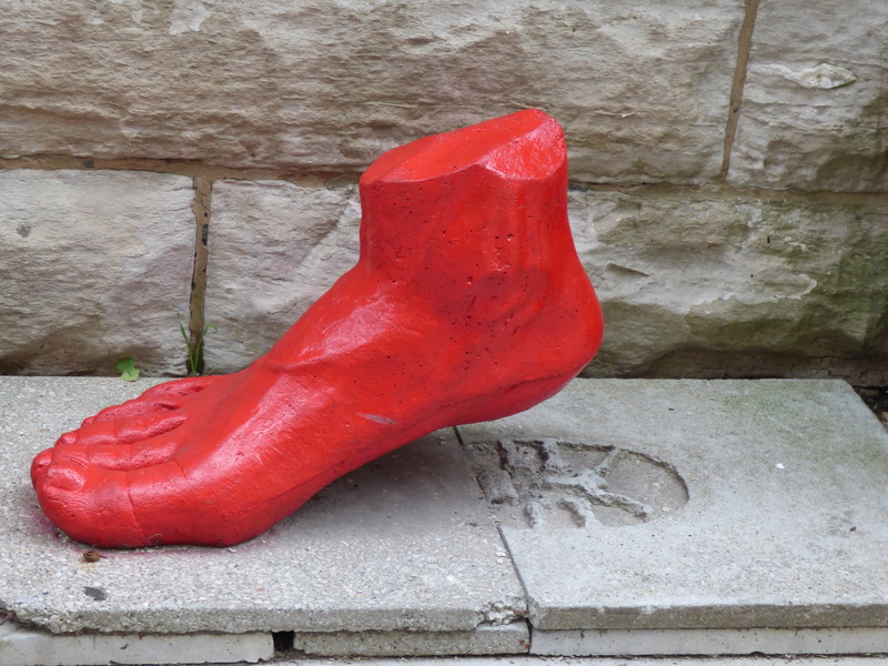 shoeless, 4K, foot, illinois, no people, sofitel chicago magnificent mile, footprint, contrast, vibrant color, day, walk, bricks, statue, built structure