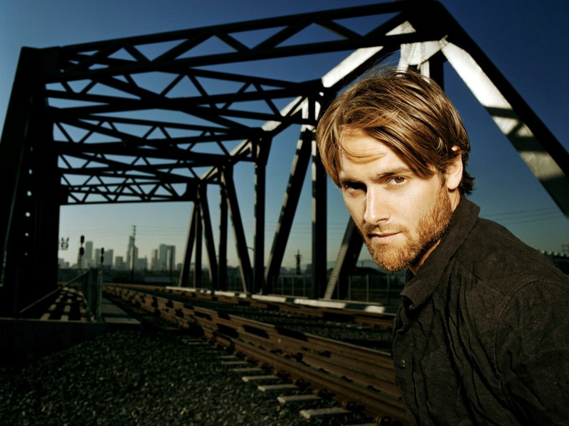 s, side view, railroad, 720P, black, young men, outdoors, headshot, bridge, top, architecture, leisure activity, smile, stuart townsend, hairstyle, nature