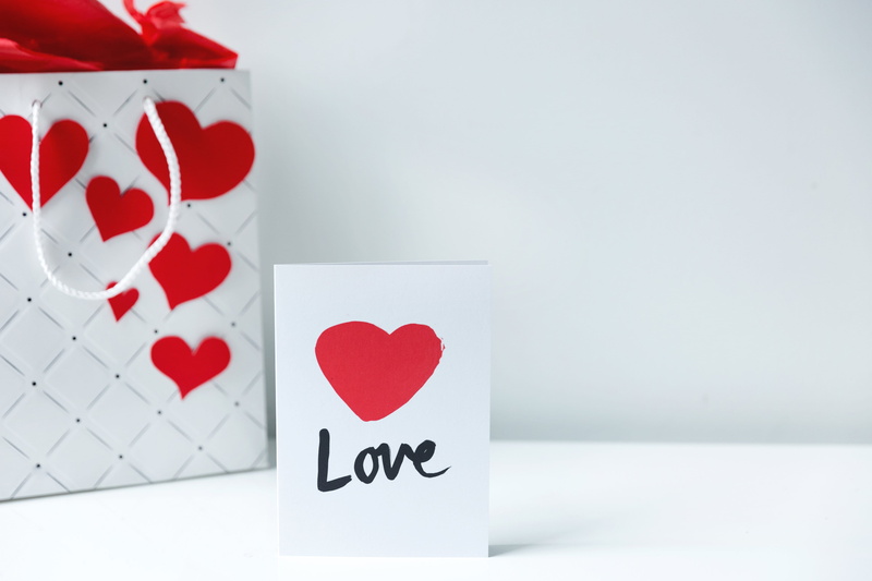 Bag, Gifts, positive emotion, valentine card, romance, valentines day - holiday, studio shot, Celebrate, 4K, card, copy space, white color, greeting card