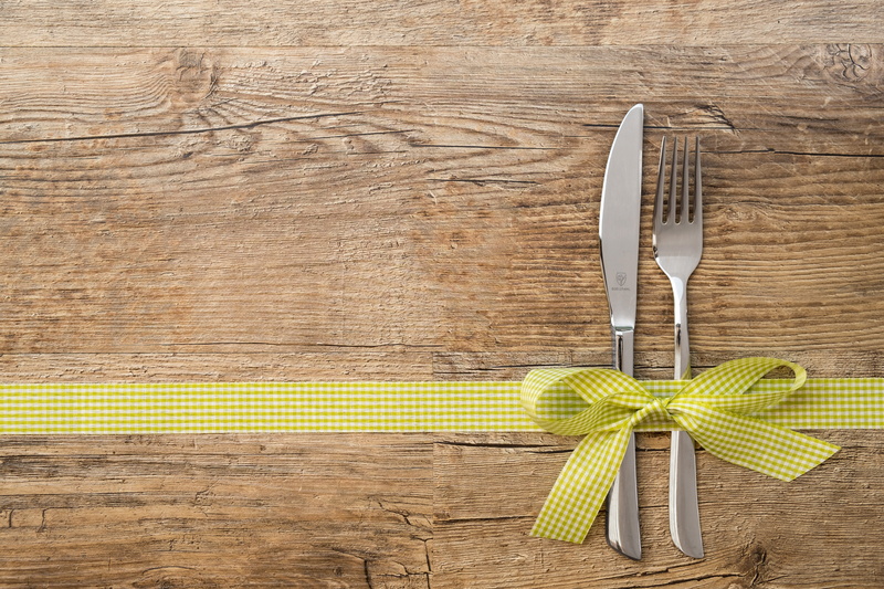 eat, wood grain, gift voucher, copy space, coupon, greeting, bow, eating utensil, 5K, celebration, ribbon, loop, gift, food, steel, fork, directly above