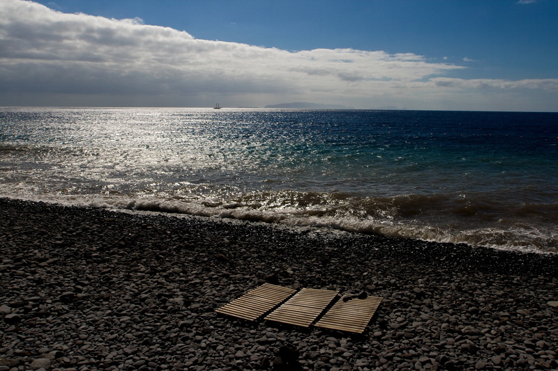 sea, idyllic, ocean, seascape, nature, beauty in nature, outdoors, stone beach, urban skyline, no people, land, cloudy, water, wave, horizon over water