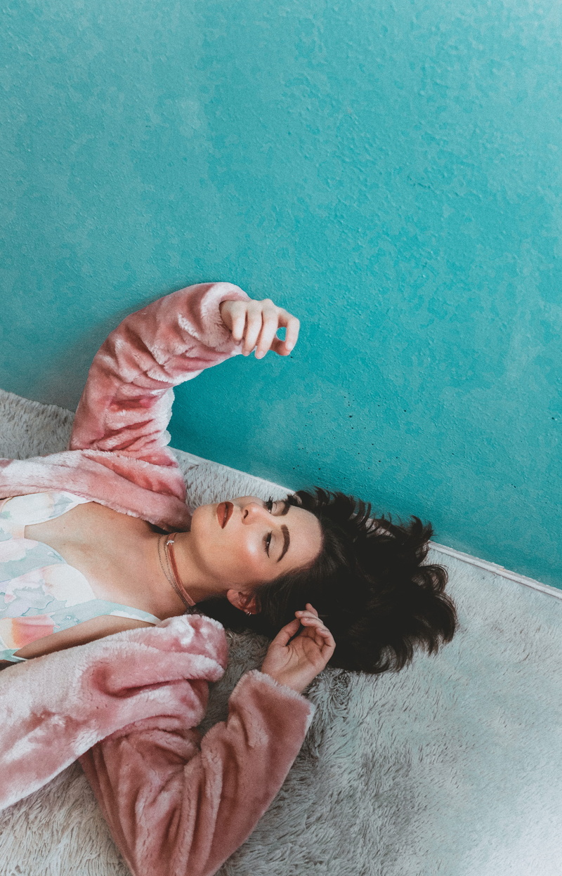 lifestyles, daytime, girls, caucasian, portrait, real people, young adult, women, lying down, indoors, lying, painted, young women, near, blue, afternoon