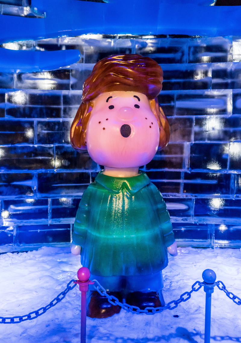 winter, focus on foreground, Ice Sculptures, decoration, holiday, december, 5K, close-up, cartoon, outdoors, nature, Gaylord Palms, celebration, representation