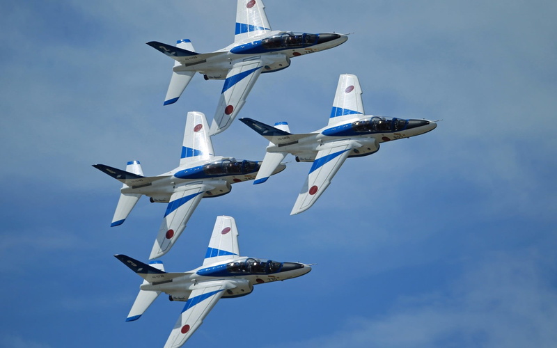 blue, outdoors, kawasaki t-4, air force, 720P, low angle view, airshow, plane, fighter, flying, aerobatic team, motion, mid-air, army, military, no people