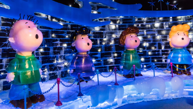 gaylord palms, figurine, toy, christmas tree, singing, four, lighting equipment, illuminated, snow, merry, variation, cute, celebration, large group of objects