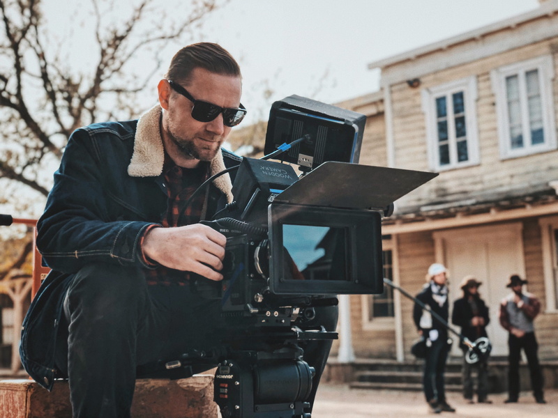 lifestyles, video, focus on foreground, city, videographer, 4K, young adult, outdoors, real people, house, men, architecture, one person, near, young men