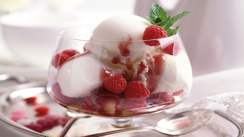 cream, yogurt, ice, snack, refreshment, ice Cream Sundae, close-up, mint Leaf - Culinary, indulgence, cake, vanilla ice cream, glass, plate, berry Fruit