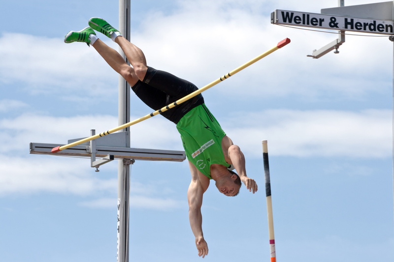 leisure activity, pole vault, 4K, day, men, real people, full length, sport, one person, outdoors, holding, nature, low angle view, lifestyles, athletics