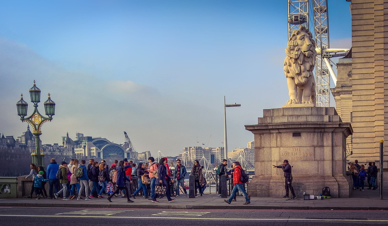 velká británie, blue sky, crowd, lamp, group of people, bridge, built structure, city, westminster bridge, travel, real people, building exterior, londýn