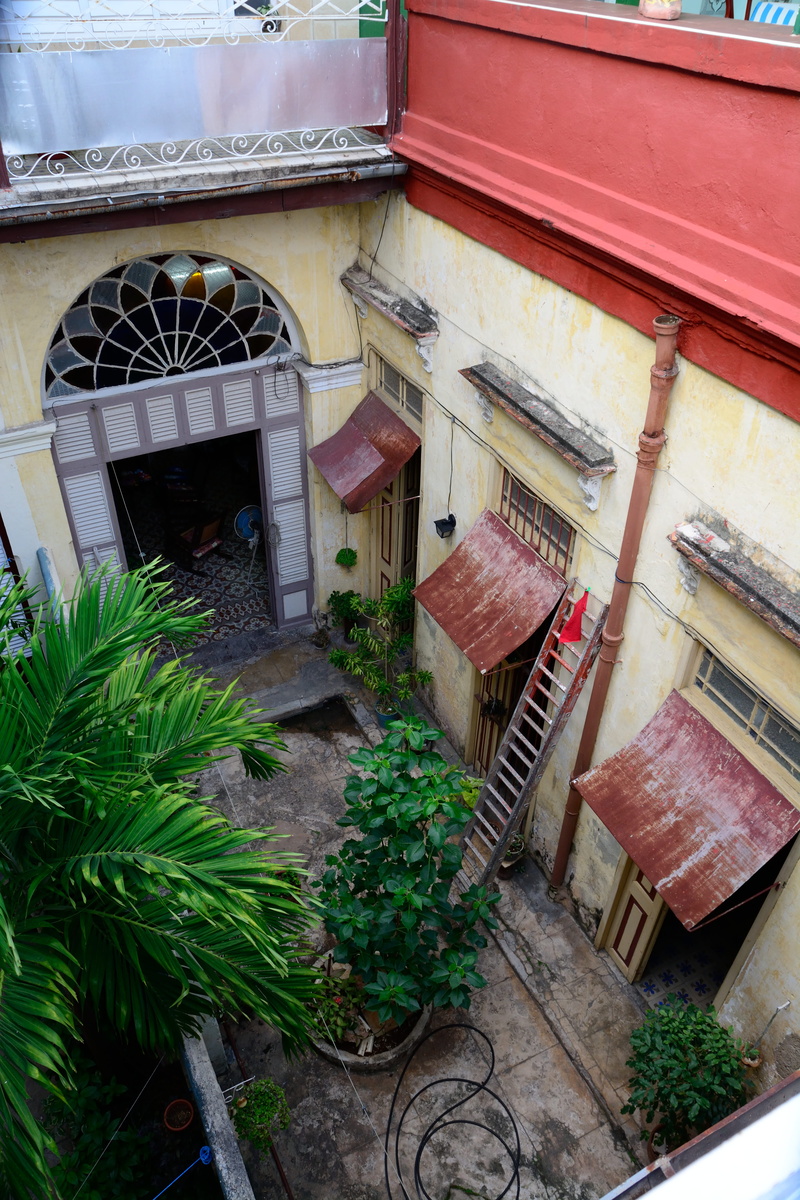 bicycle, low angle view, no people, apartment, city, matanzas, building, cuba, day, growth, residential district, potted plant, courtyard, window, building exterior