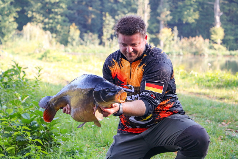 fishing, tree, holding, vertebrate, angler, hunter, real people, adult, 5K, one person, forest, men, leisure activity, nature, fish, plant, three quarter length