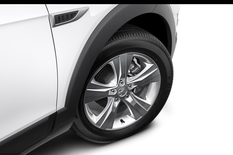 studio shot, spoke, chrome, modern, mode of transportation, car, shape, close-up, land vehicle, ii, wheel, white background, transportation, metal, captiva