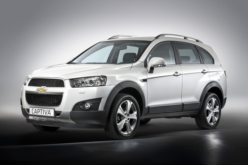 studio shot, focus on foreground, vignette, tire, chevrolet, motor vehicle, 1080P, car, dark, chrome, headlight, captiva, copy space, transportation, suv