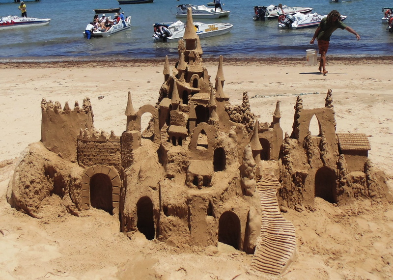 Rio De Janeiro, real people, creativity, 2K, beira mar, sandcastle, scenario, land, men, sunlight, day, Beach, boats, Litoral, outdoors, architecture
