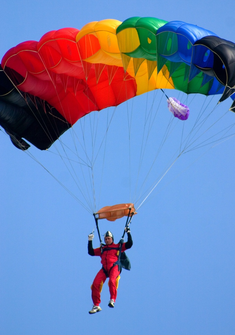 men, parasailing, day, sport, extreme sports, people, exhilaration, multi colored, adventure, 2K, lifestyles, mid-air, low angle view, skydiving, parachutist