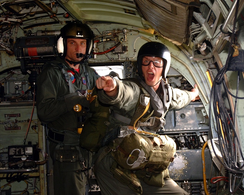 clothing, inside, standing, parachutist, aircraft, occupation, mature men, parachute, soldiers, teamwork, males, helm, use, three quarter length, plane