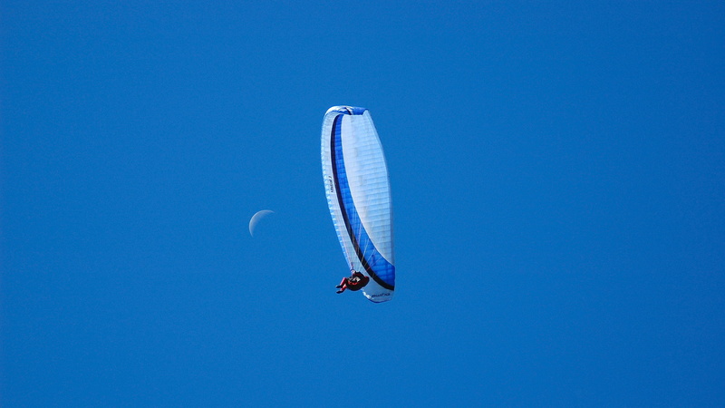 paragliding, outdoors, moon, parasailing, thermal, mid-air, sport, wind, nature, air, low angle view, freedom, leisure activity, flying, day, fly, extreme sports