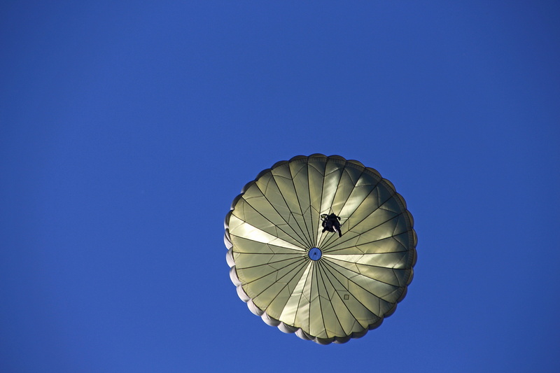 bundeswehr, low angle view, clear sky, 5K, adventure, transportation, sky, military, blue background, jump, flying, day, army, sport, exercise, nature