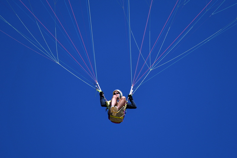 copy space, Paragliding, people, action, leisure Activity, blue, Fly, Blue, emotion, parachute, sky, motion, skydiving, fun, hobbies, mid-Air, Sky, excitement