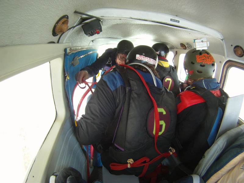parachuting, height, dive, professional, sky, skill, travel, skydiving, extreme, aerial, air vehicle, uniform, airborne, three quarter length, air, mode of transportation