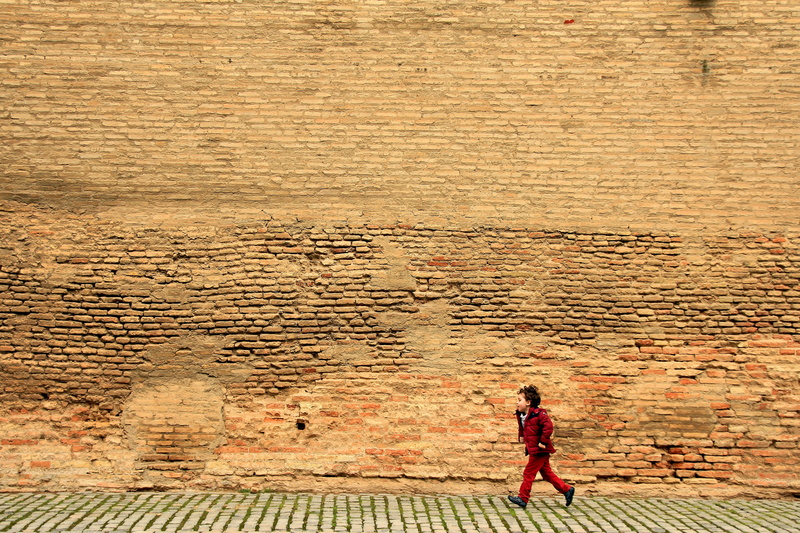 leisure activity, full length, escape, footpath, one woman only, one person, built structure, boy, architecture, happiness, wall, water, adults only, casual clothing