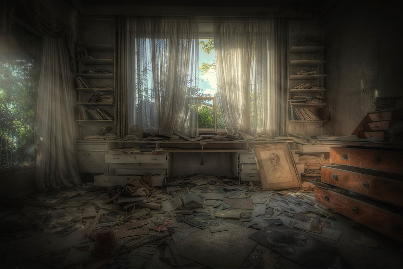 old, broken, indoors, white, picture, ruined, no people, abandoned, deterioration, books, decline, day, curtains, curtain, home interior, messy, room, flooring