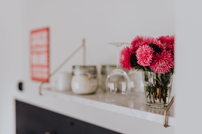 4K, fresh, beauty in nature, selective focus, flower, computer, bouquet, blooming, macbook, fragility, marble, laptop, pink color, flower arrangement