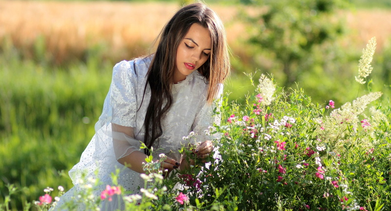 gardening, environment, white, flowers, field, crew-neck, young adult, crew, girl, 4K, flower, woman, petaled, outdoors, growth, beauty in nature, lifestyles
