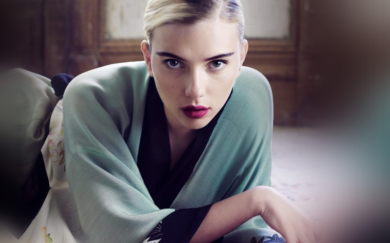 women, real people, portrait, lifestyles, scarlett, beauty, johansson, three quarter length, casual clothing, one person, 4K, looking at camera, indoors