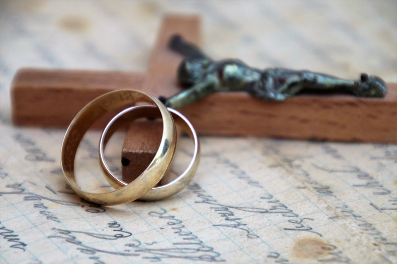 5K, map, wedding rings, religion, metal, christianity, simplicity, two objects, old letters, the crucifixion, old letter, indoors, faith, wedding ring