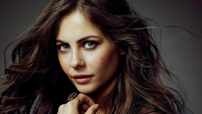 one person, Willa Holland, looking at camera, hairstyle, human hair, headshot, studio shot, indoors, close-up, human face, luxury, wind, actress, women