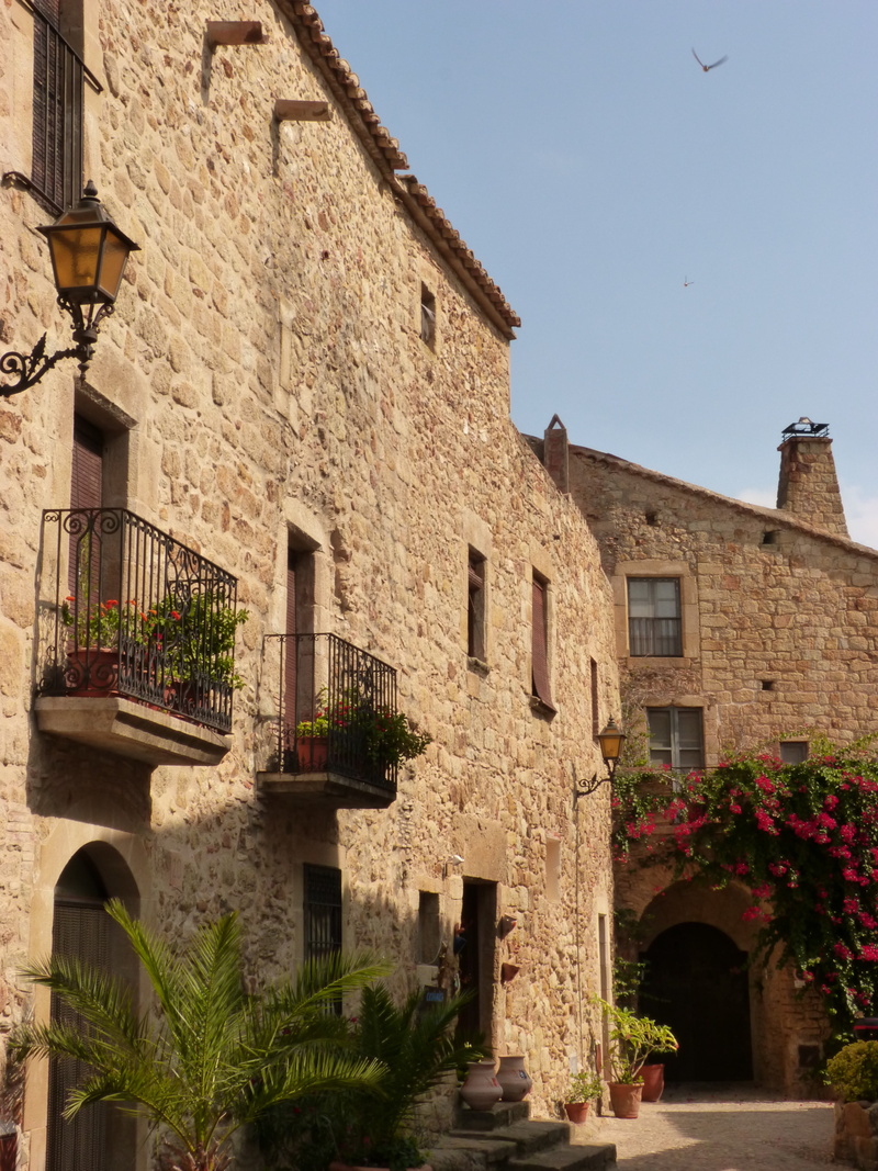 empordà, architecture, building exterior, sky, growth, wall, tree, no people, built structure, city, medieval village, house, 4K, outdoors, plant, town
