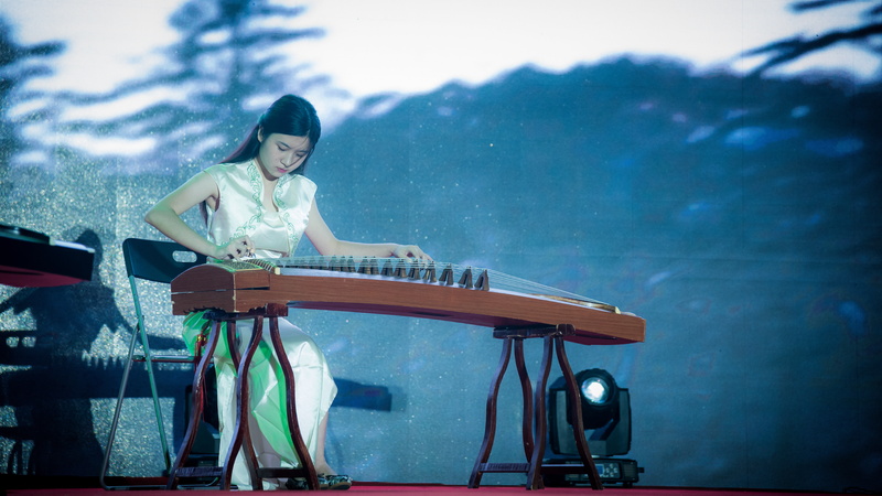 string instrument, playing, adult, zheng, young adult, outdoors, musical instrument, antiquity, beauty, 5K, young women, one person, skill, arts culture and entertainment