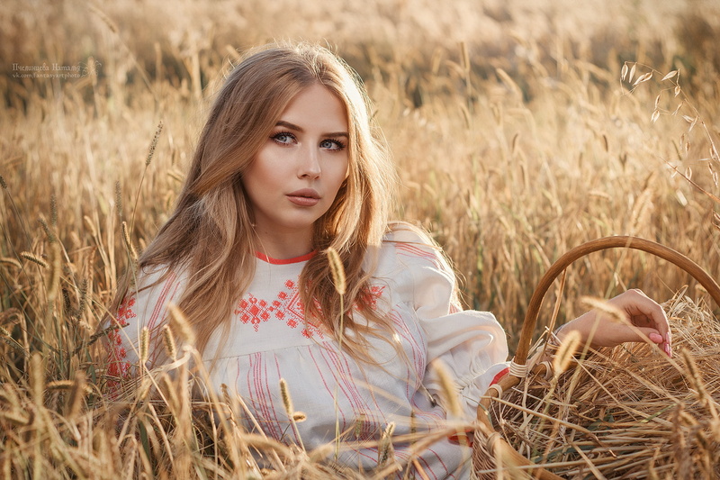 landscape, blond hair, beauty, young women, women, land, 720P, agriculture, fashion, crop, hairstyle, one person, beautiful woman, field, depth of field