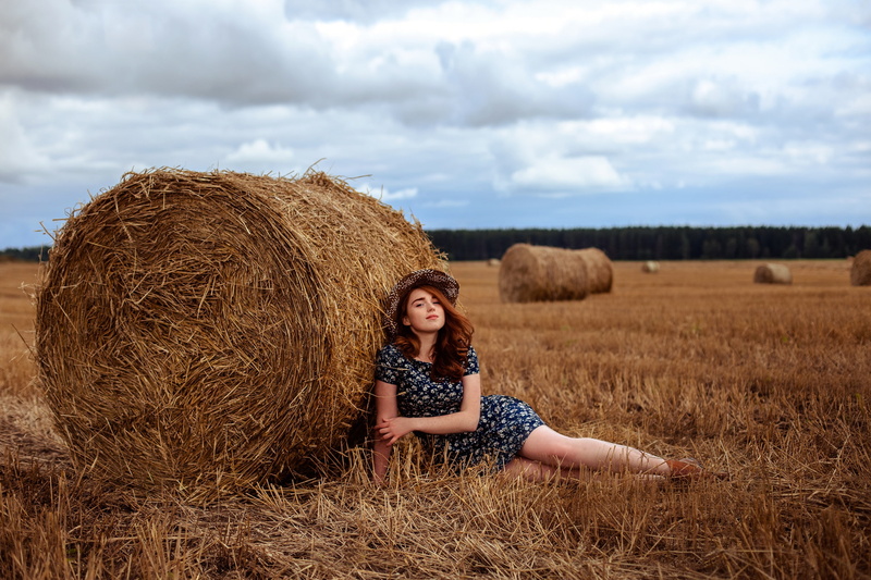 bale, land, 2K, looking at viewer, women, model, women outdoors, sky, portrait, outdoors, plant, fashion, hay, field, on the floor, leisure activity, dress