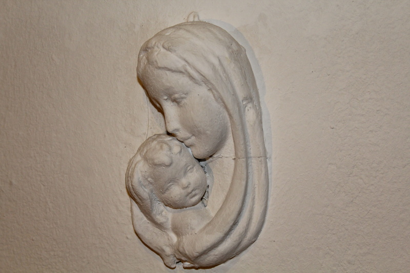 madonna with child, wall - building feature, sculpture, architecture, creativity, ceiling, history, 5K, child, male likeness, infante, craft, old, day