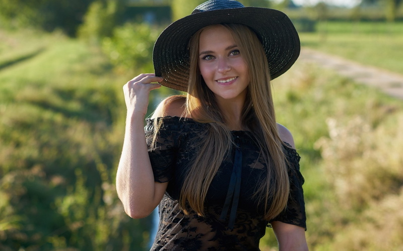1080P, focus on foreground, looking at camera, clothing, hairstyle, fashion, day, young women, portrait, beauty, real people, hair, smiling, teenager