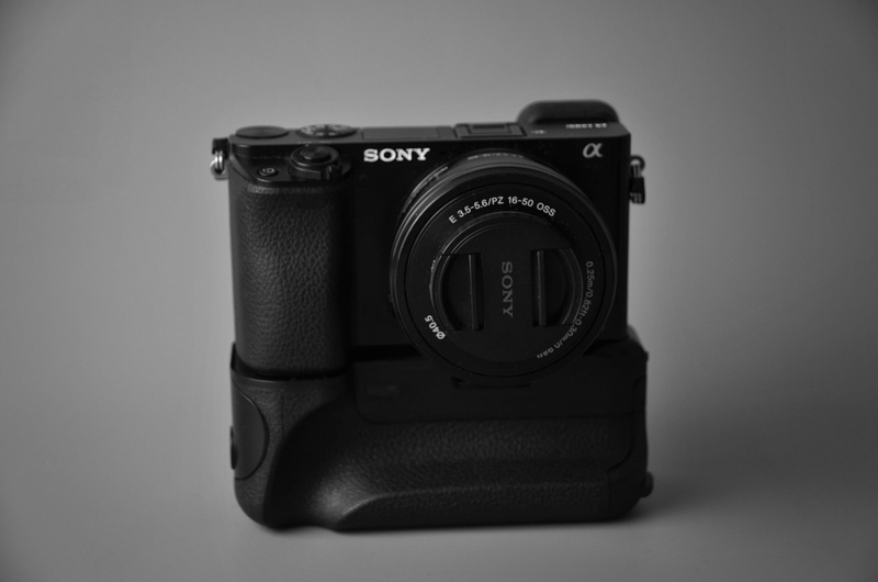 still life, device, slr camera, digital, indoors, studio shot, technology, silver colored, day, text, sony, black color, camera - photographic equipment