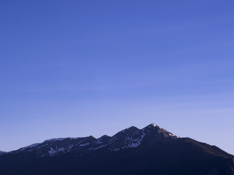tranquil scene, plateau, landscape, azure sky, building, mountain range, outdoors, clear sky, slope, lake dillon, snowcapped mountain, 4K, sky, tranquility