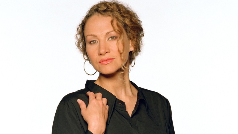 body part, looking at camera, adult, indoors, front view, copy space, Hand, Earrings, headshot, Joan osborne, Shirt, business person, studio shot, 1080P