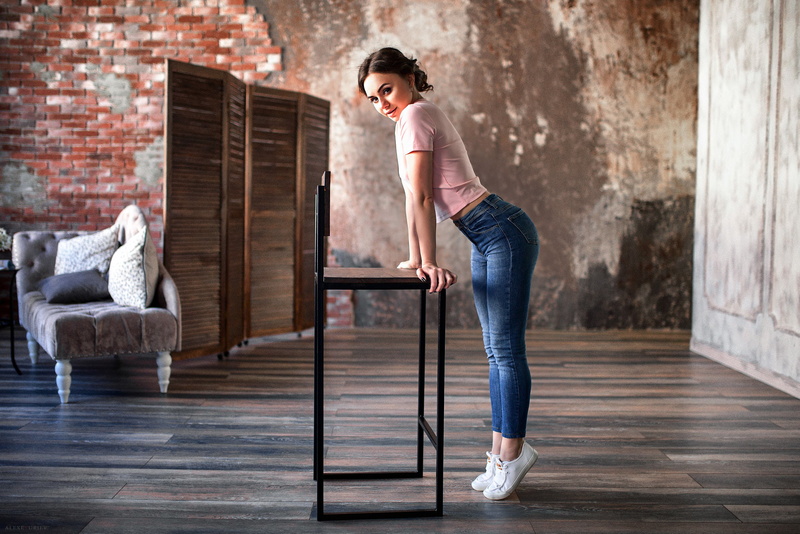 jeans, black nails, 1080P, high waisted, smiling, looking at viewer, chair, shoes, women, bricks, T-shirt