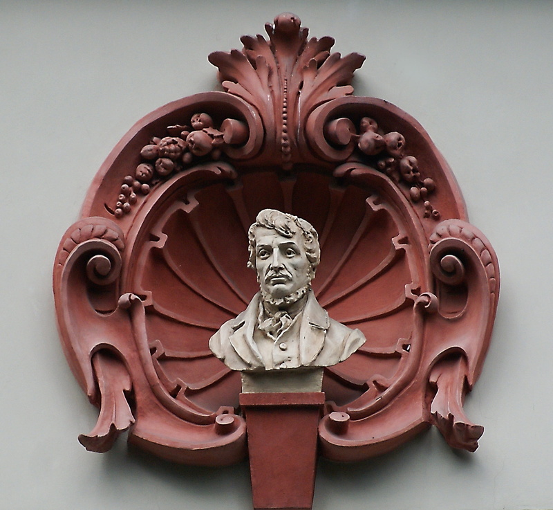 bust, design, low angle view, day, art and craft, 1080P, statue, monuments, decoration, no people, outdoors, great people, male likeness, representation