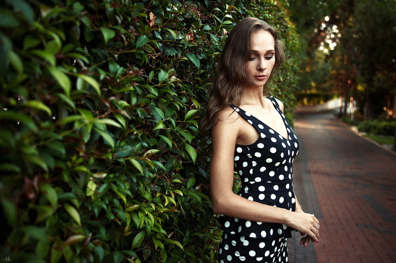 looking at camera, contemplation, beauty, casual clothing, polka dot, nature, tree, outdoors, plant, three quarter length, 1080P, hair, hairstyle, young women