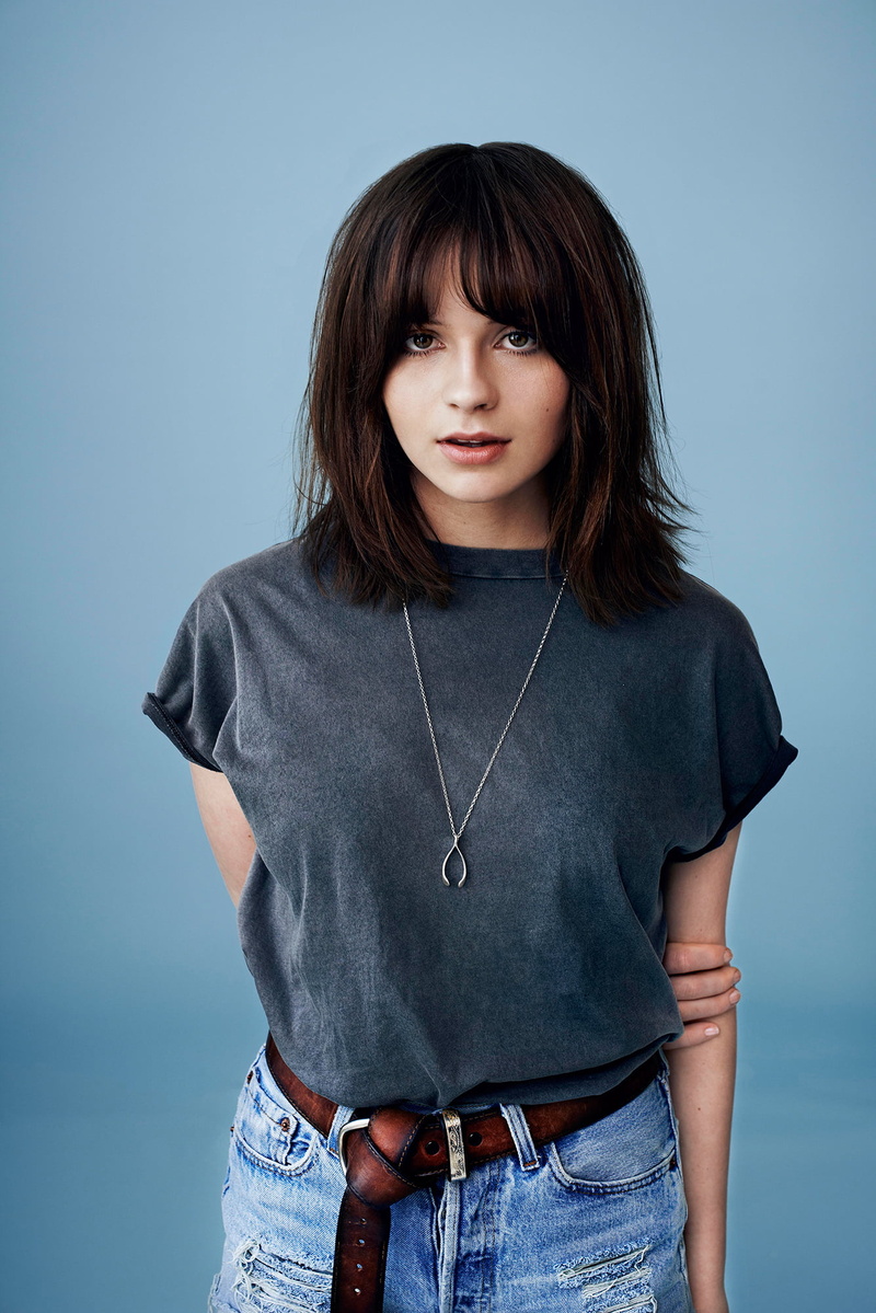 blue background, young woman, 1080P, shoulder length hair, singer, Gabrielle Aplin, frontal view, brunette, gradient, women