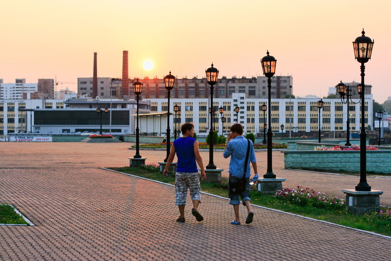 cityscape, full length, adult, city, sunset, 2K, friends, outdoors, city life, rear view, sun, happy, clear sky, building, people, two, architecture, sky