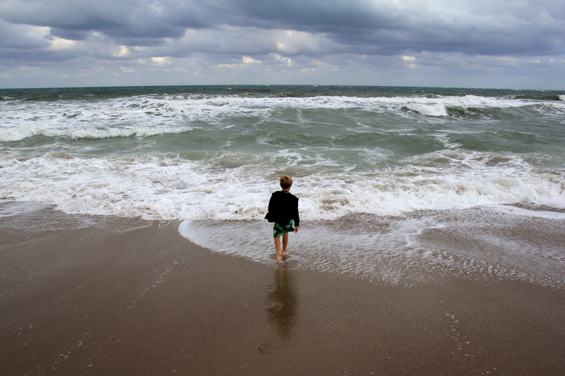 dark, lifestyles, outdoors, horizon, beach, horizon over water, stormy, beauty in nature, ocean, sea, wave, flordia, one person, sky, united states, peck lake park