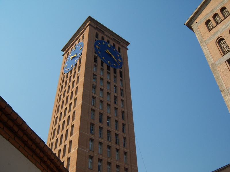city, clock tower, clear sky, architecture, tower, blue sky, day, no people, 2K, skyscraper, the past, building exterior, sky, government, sunny, travel destinations