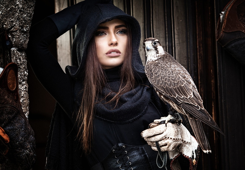 animals, portrait, open mouth, gloves, black clothing, looking into the distance, fantasy girl, women, hoods, birds, cosplay, 1080P, juicy lips